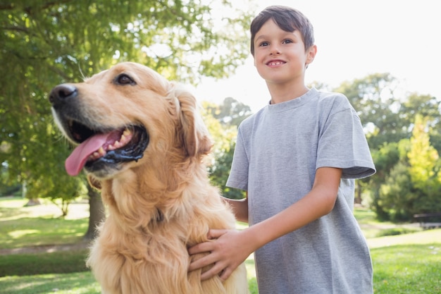 Petit garçon avec son chien dans le parc