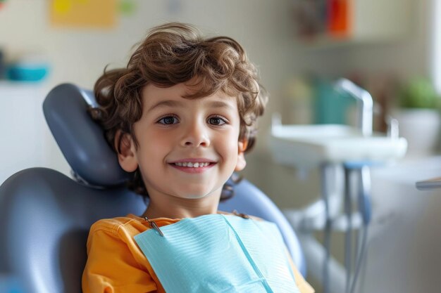 Un petit garçon souriant assis dans une chaise dans une clinique dentaire