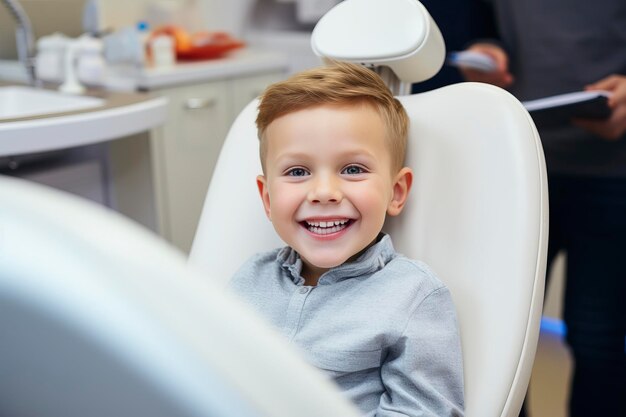 petit garçon souriant assis dans un fauteuil dentaire