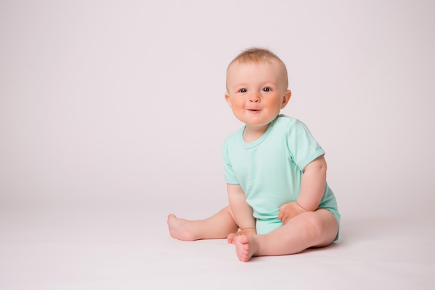 petit garçon souriant sur blanc