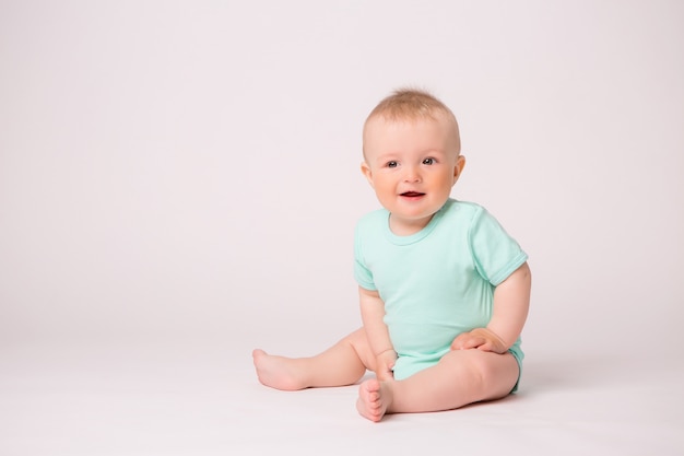 petit garçon souriant sur blanc