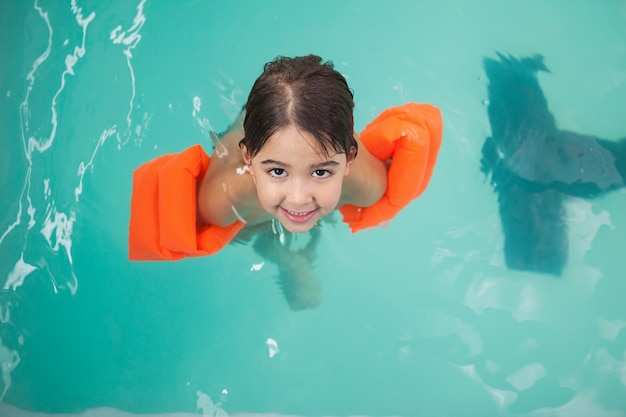 Petit garçon souriant dans la piscine