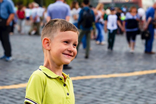 Petit garçon souriant dans la rue