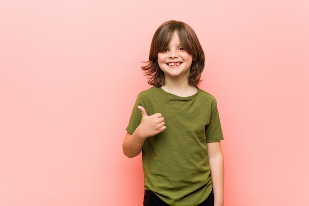 Petit garçon, sourire, et, lever pouce haut