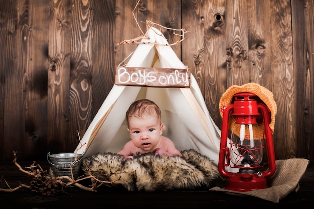 petit garçon, studio photo sur un fond en bois