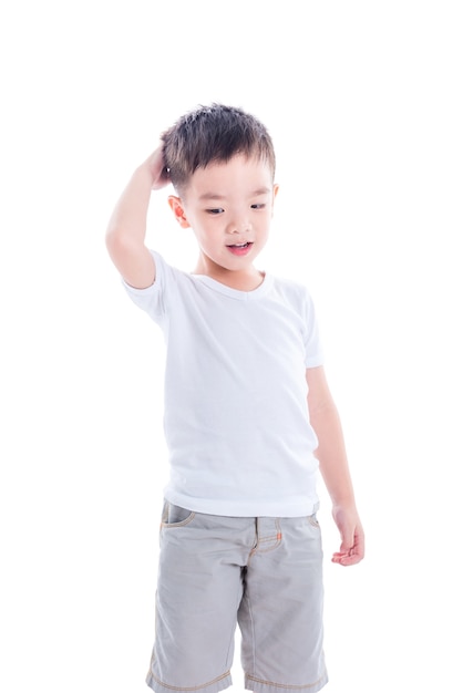 Petit garçon en T-shirt blanc debout