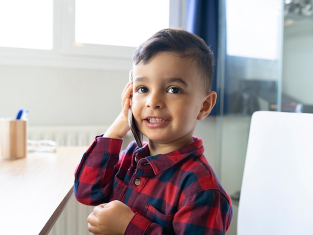 Petit garçon avec téléphone portable parlant