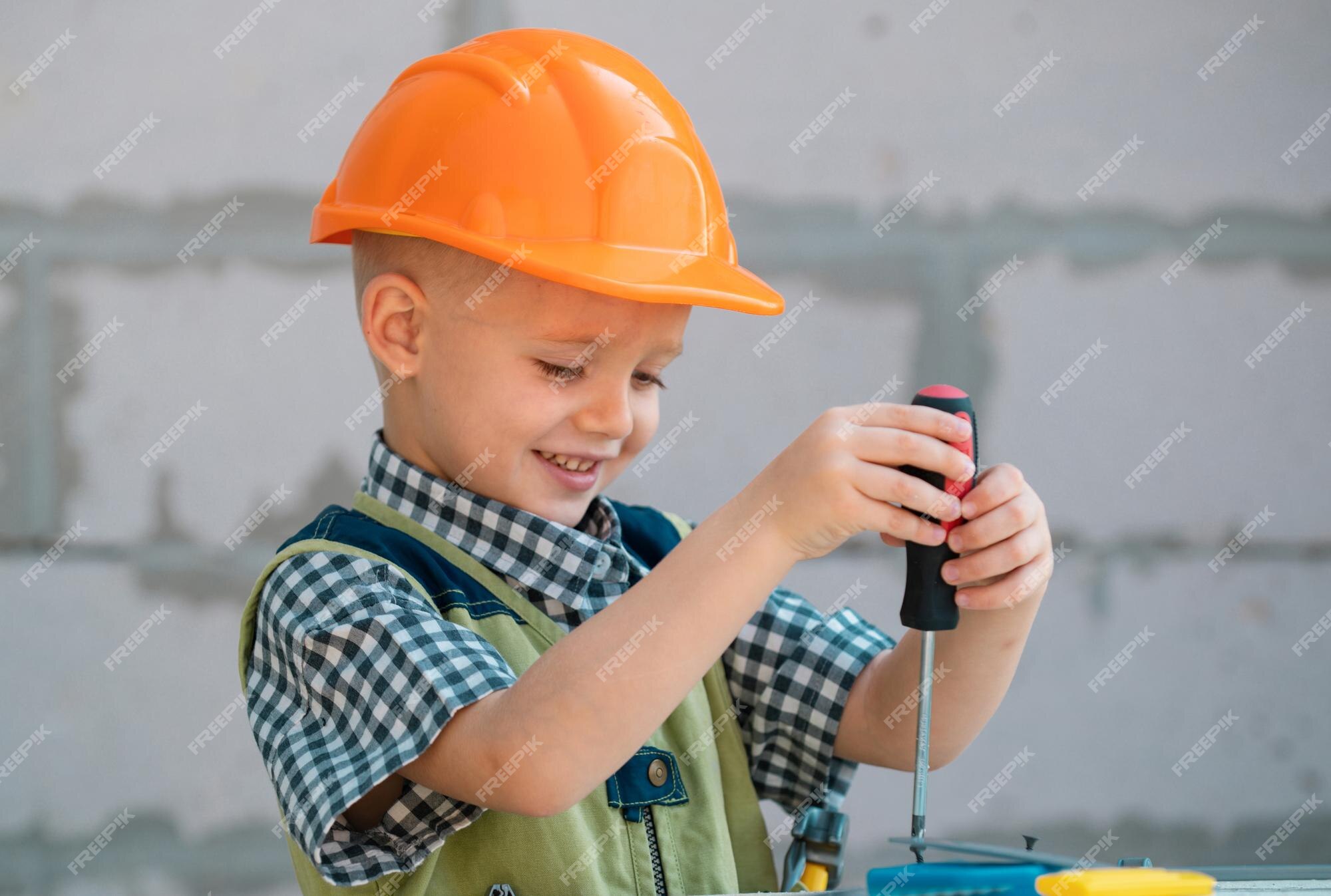 Petit Garçon Tenant Un Tournevis Pour Enfant Tord Le Boulon Avec