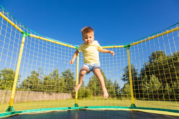 Petit garçon sur un trampoline