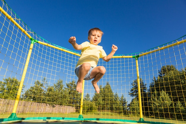 Petit garçon sur un trampoline