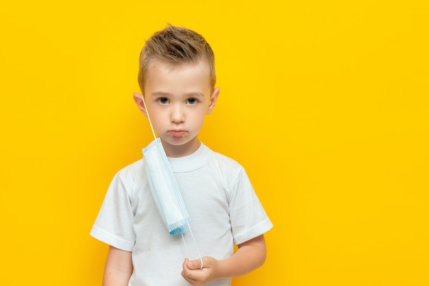 Petit Garçon Triste Avec Pas Entièrement Mis Sur Un Masque Médical