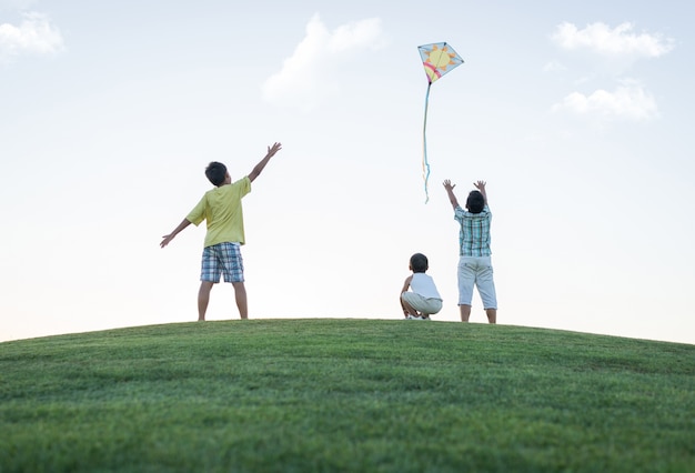 Petit garçon sur les vacances d&#39;été s&#39;amuser et heureux temps voler cerf-volant sur la plage de la mer