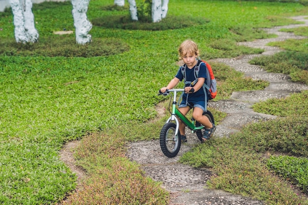 Petit garçon sur un vélo