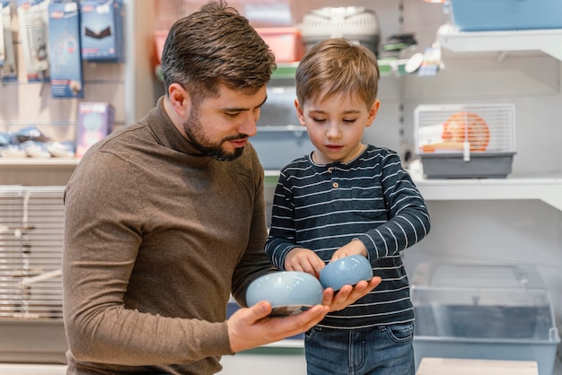 Photo petit garçon vérifiant les produits de l'animalerie