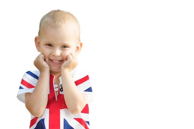 Petit garçon en vêtements avec un drapeau britannique imprimé isolé sur fond blanc Apprendre l'anglais