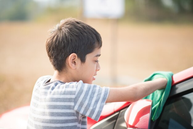 Petit garçon, voiture nettoyage