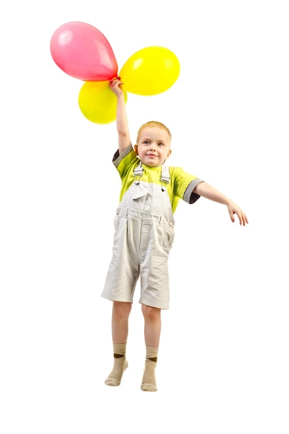 Petit garçon volant avec des ballons