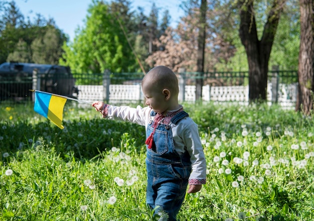 Petit garçon en vyshyvanka ukrainienne dans le parc