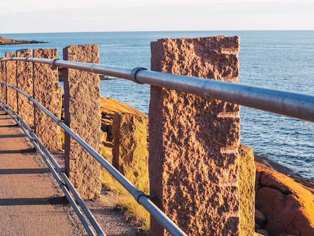 Petit garde-corps routier pour vélos et piétons au bord de la mer à Varbergs Suède