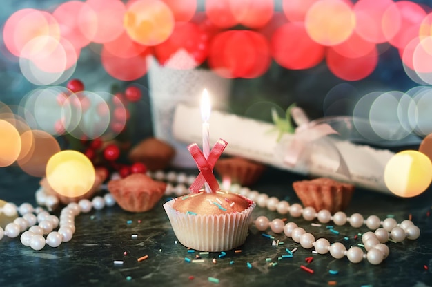 Petit gâteau d'anniversaire avec un bokeh de bougie