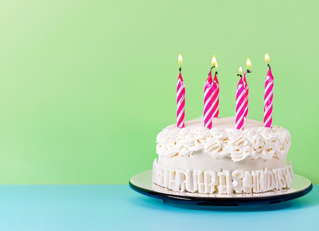 Petit gâteau d'anniversaire avec une bougie sur fond bleu avec espace de copie