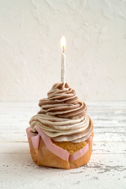 Petit gâteau d&#39;anniversaire avec de la crème et une bougie.