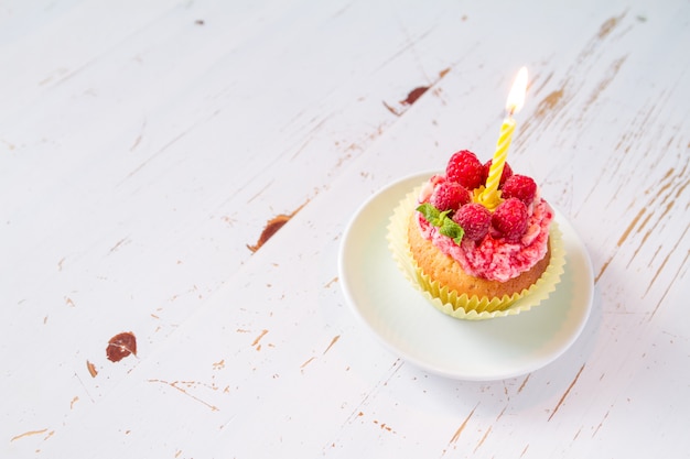 Petit gâteau d&#39;anniversaire avec framboise et bonbons