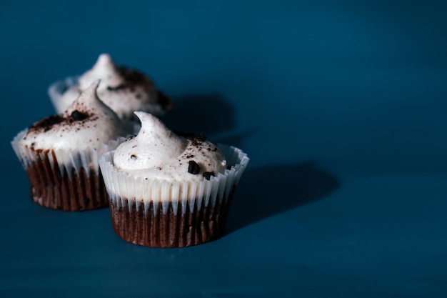 petit gâteau au chocolat avec une bougie bleue, un fond bleu et un ruban bleu