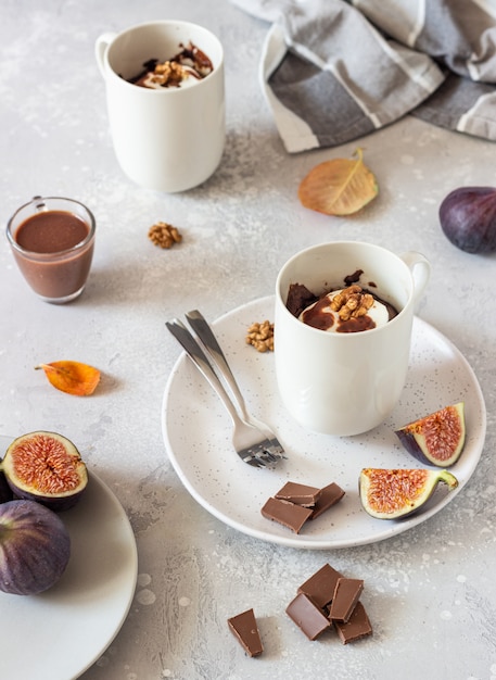 Petit gâteau au chocolat avec du fromage à la crème ou de la ricotta au caramel dans un mug en céramique blanche. Réconfort, nourriture d'automne ou d'hiver.