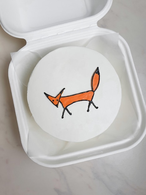 Petit gâteau bento blanc avec un renard dessiné comme cadeau pour la maquette de vacances pour le design