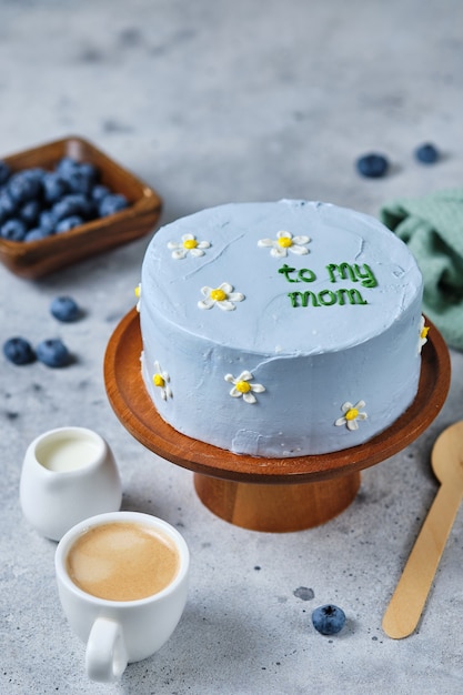 Petit gâteau bento pour maman bien-aimée. Gâteaux de style coréen dans une boîte pour une personne. Un joli cadeau de dessert pour un être cher.