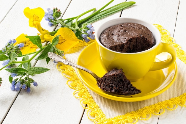 Petit gâteau chaud fait maison dans une tasse