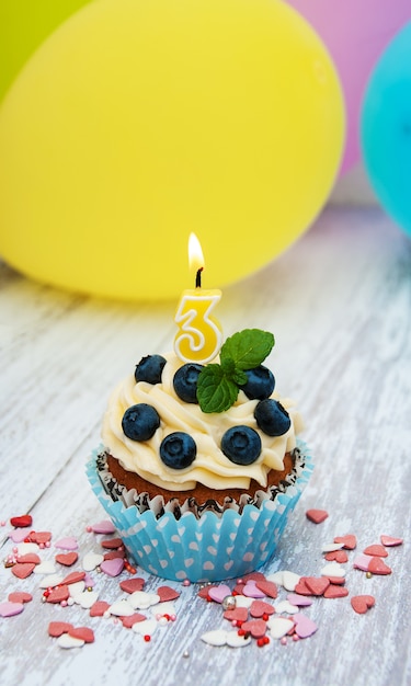 Petit gâteau avec un chiffre trois bougie