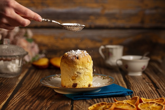 Petit gâteau dans une assiette sur une table en bois