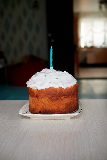 Un petit gâteau de fête sur la table pour anniversaire