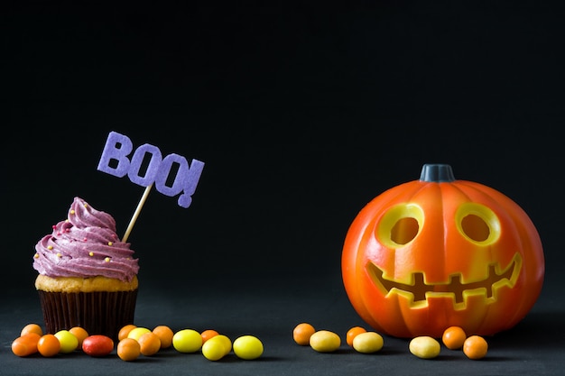 Petit gâteau d'Halloween et citrouille d'halloween