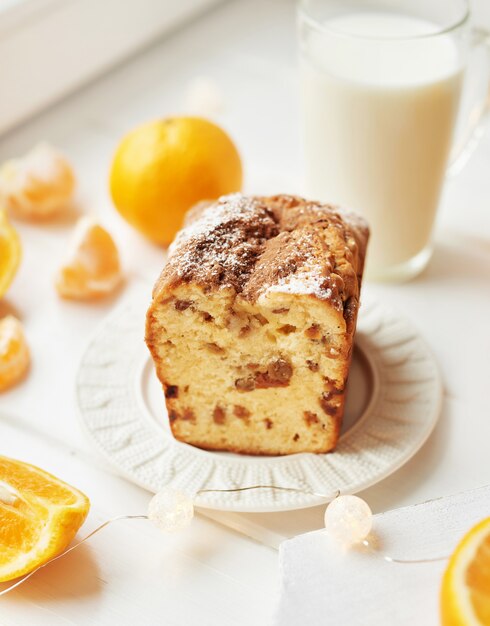 Petit gâteau de Noël avec des oranges sur un blanc