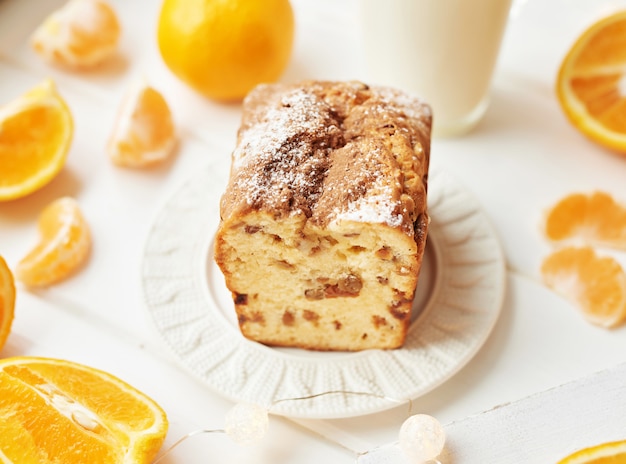 Petit gâteau de Noël avec des oranges sur un blanc