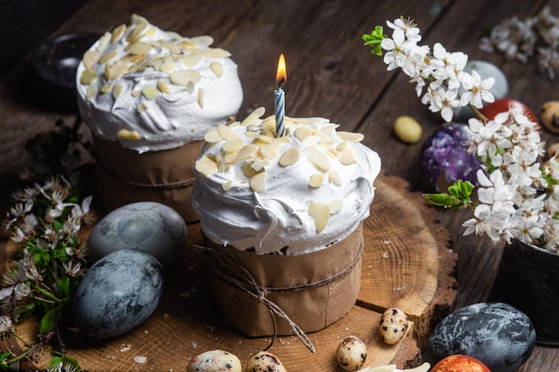 Petit gâteau de Pâques avec des pétales de meringue et d'amande sur un fond en bois