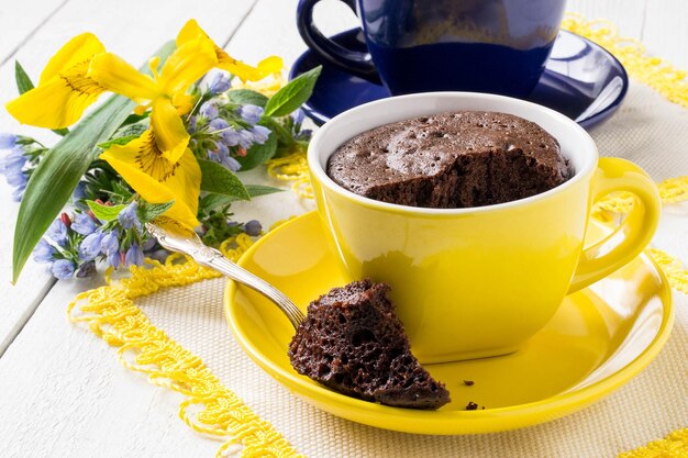 Petit gâteau rapide dans une tasse