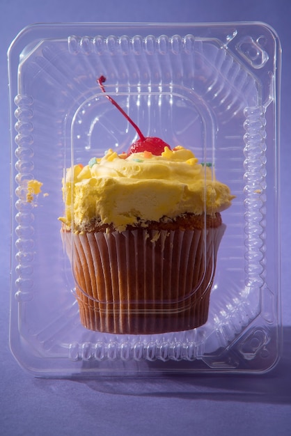 Petit gâteau. Un récipient en plastique.