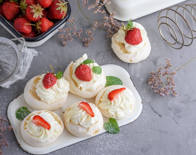 Petit gâteau rond au four meringuée à la crème fouettée