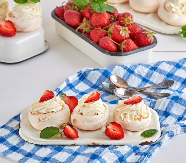 Petit gâteau rond au four meringuée à la crème fouettée