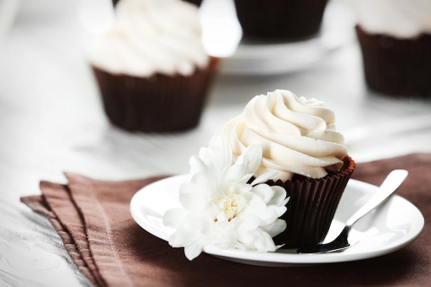 Petit gâteau savoureux sur la table servie en gros plan