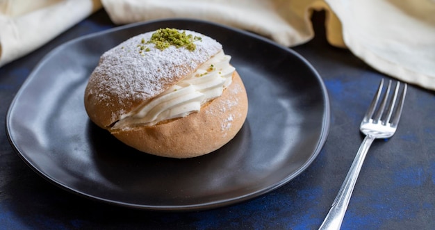 Petit gâteau sur la table saveur française traditionnelle avec de la crème au milieu pastasi alman