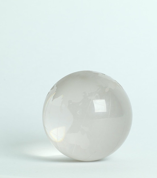 Petit globe en verre.isolé sur fond blanc.photo avec copie espace