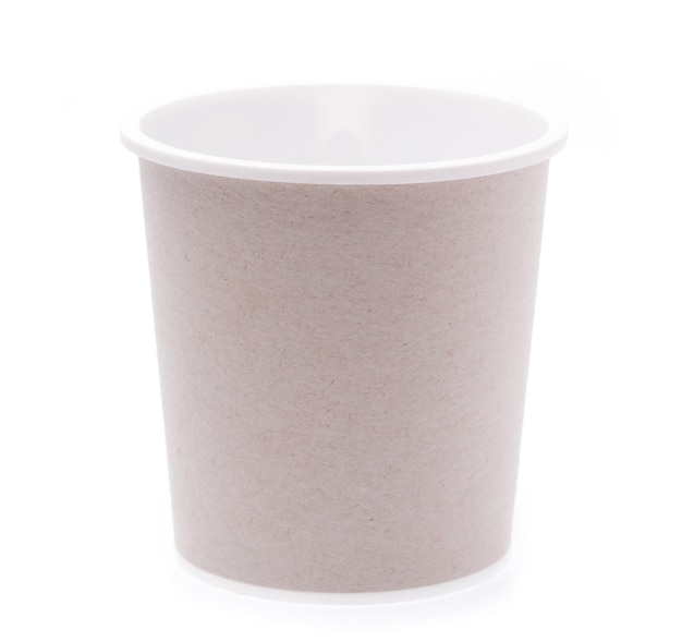 Petit gobelet en papier brun isolé sur fond blanc
