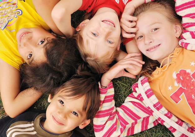 Photo petit groupe d'enfants heureux en plein air