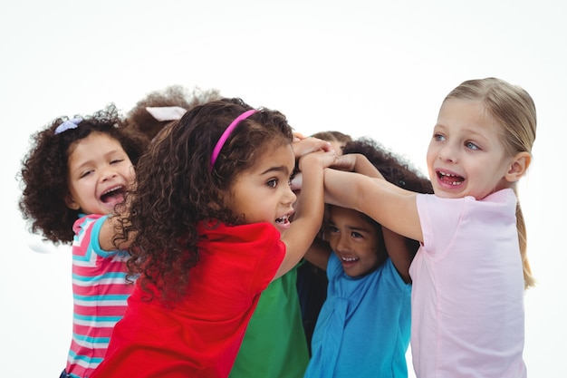 Petit groupe de filles blottis ensemble