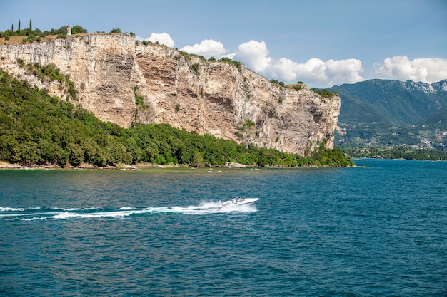 Petit hors-bord blanc sur un lac de Garde en Italie